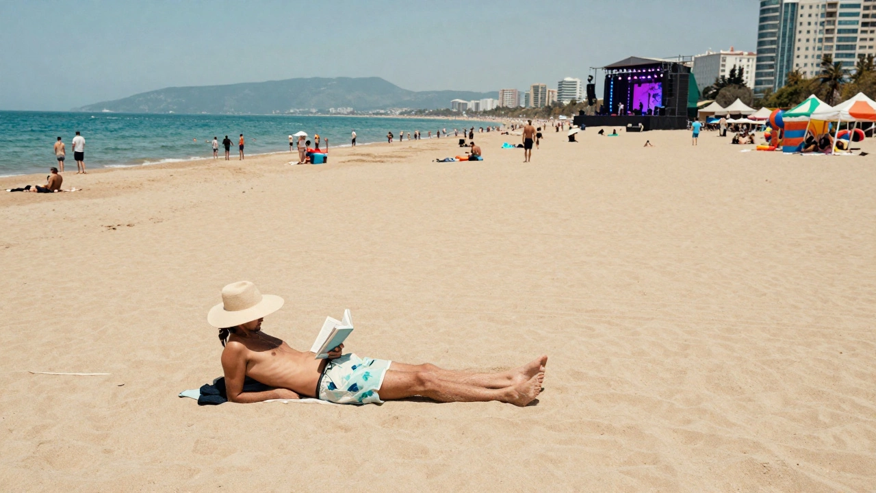 Контраст: уединённый отдых на Каспийском море и оживлённый пляж в Сочи в одном кадре.