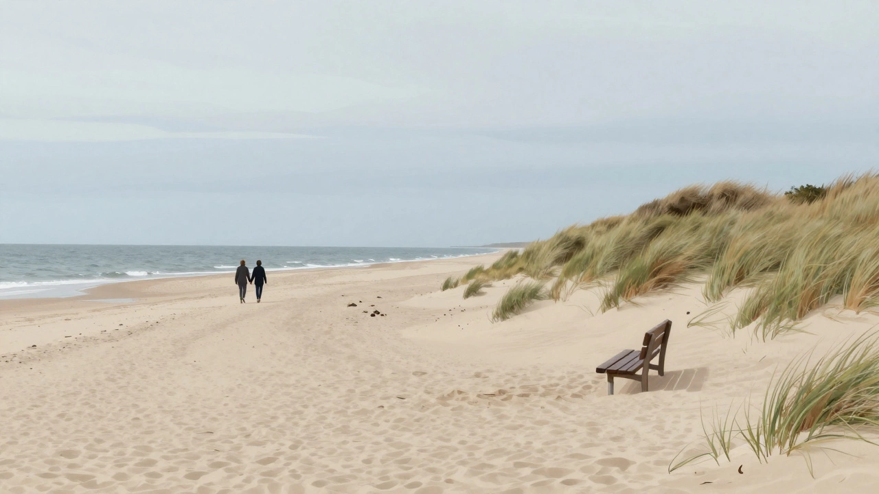 Тихий пляж на Куршской косе с дюнами, пара гуляет по песку, никаких построек вокруг.